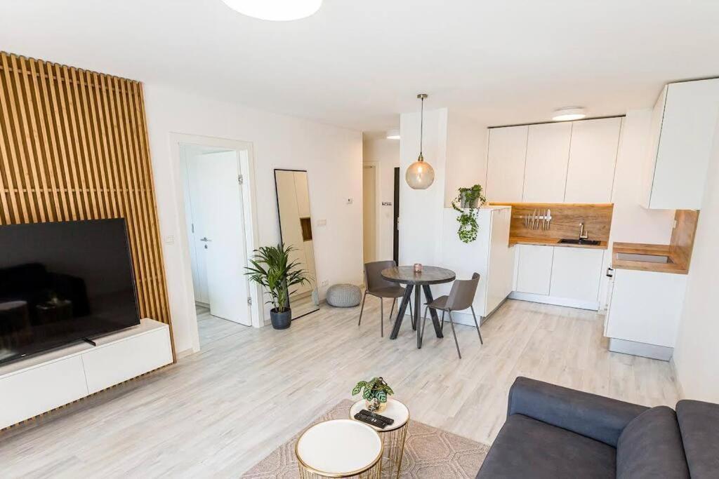 Urban Apartment With Possibility Of Parking Братислава Экстерьер фото