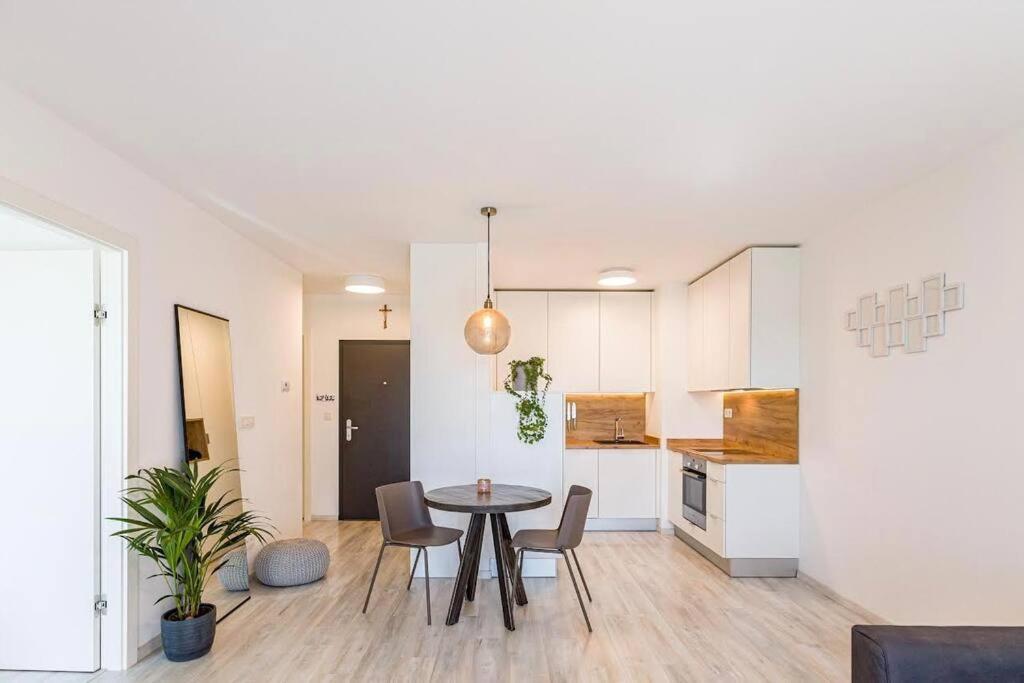 Urban Apartment With Possibility Of Parking Братислава Экстерьер фото